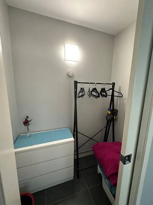 Gough House - Hosted By Burleigh Letting Apartment *