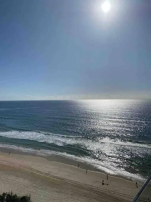 Absolute Beachfront Surfers Paradise Apartment *