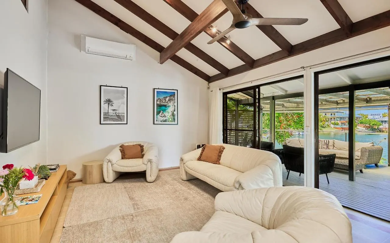別荘 Spacious 4-bedroom Waterfront With A Pool *