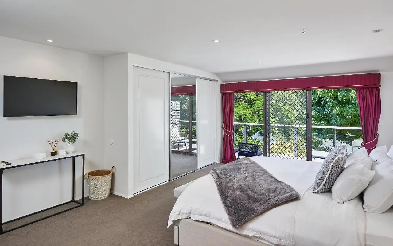 Spacious 4-bedroom Waterfront With A Pool 別荘