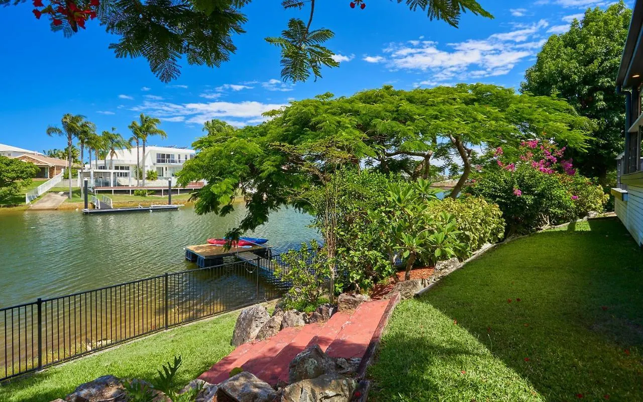 Spacious 4-bedroom Waterfront With A Pool 別荘