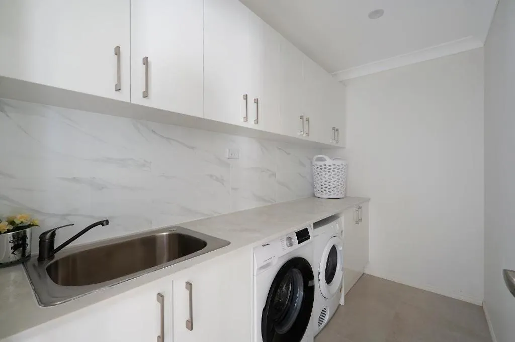4br Waterfront Vacation In Broadbeach Waters *