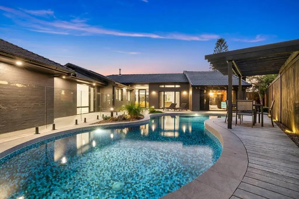 Family Waterfront Escape - Pool, 2 King Gold Coast