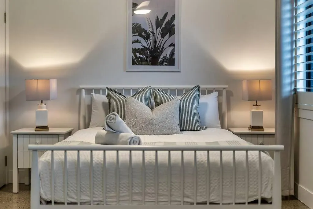 Family Waterfront Escape - Pool, 2 King Holiday home Gold Coast