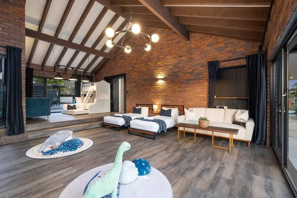 Holiday home Family Waterfront Escape - Pool, 2 King Gold Coast