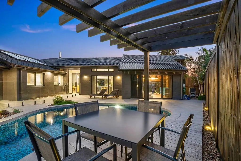 Holiday home Family Waterfront Escape - Pool, 2 King Gold Coast