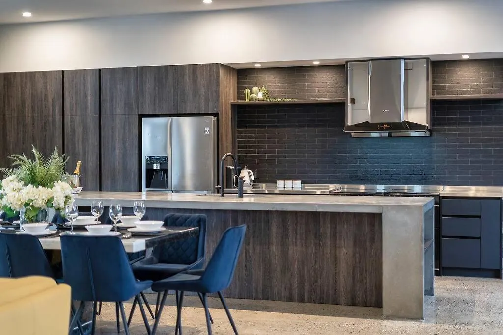 Family Waterfront Escape - Pool, 2 King * Gold Coast