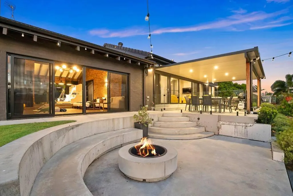 Family Waterfront Escape - Pool, 2 King Gold Coast