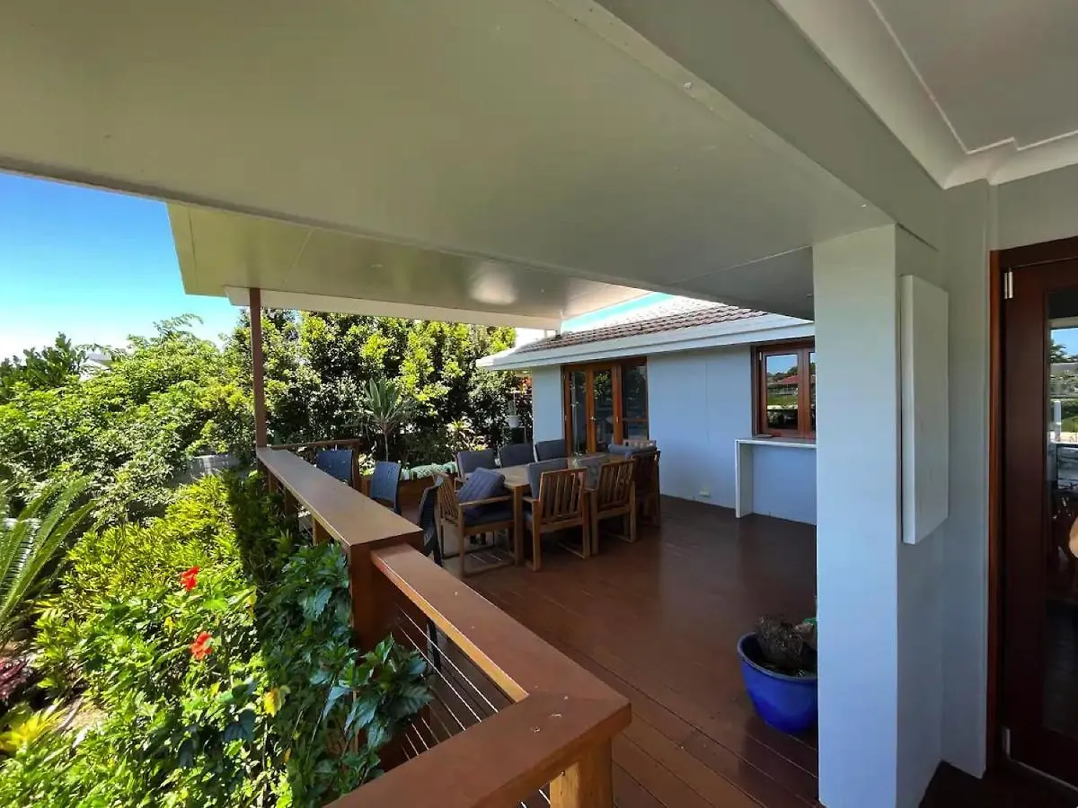 Broadbeach - Heated Pool - Sleeps 7 Holiday home