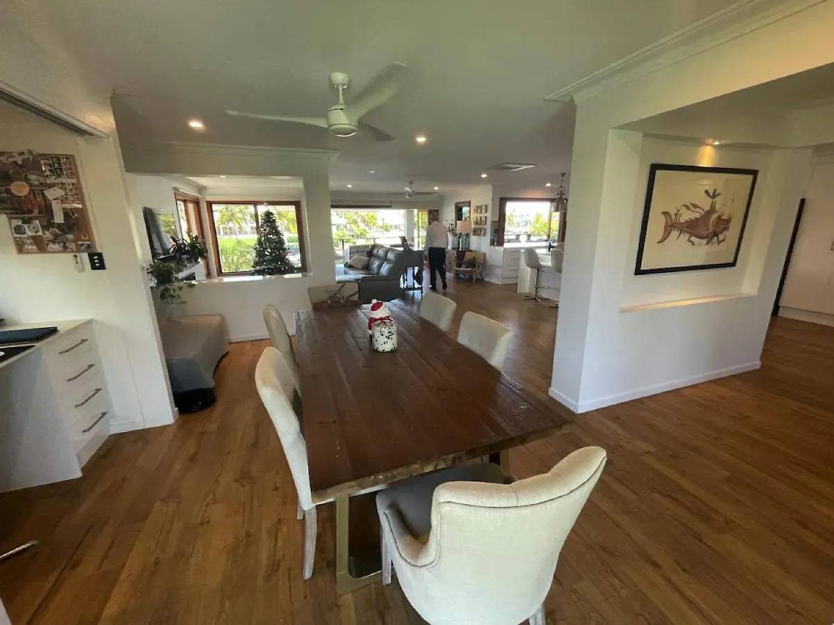 Holiday home Broadbeach - Heated Pool - Sleeps 7 *