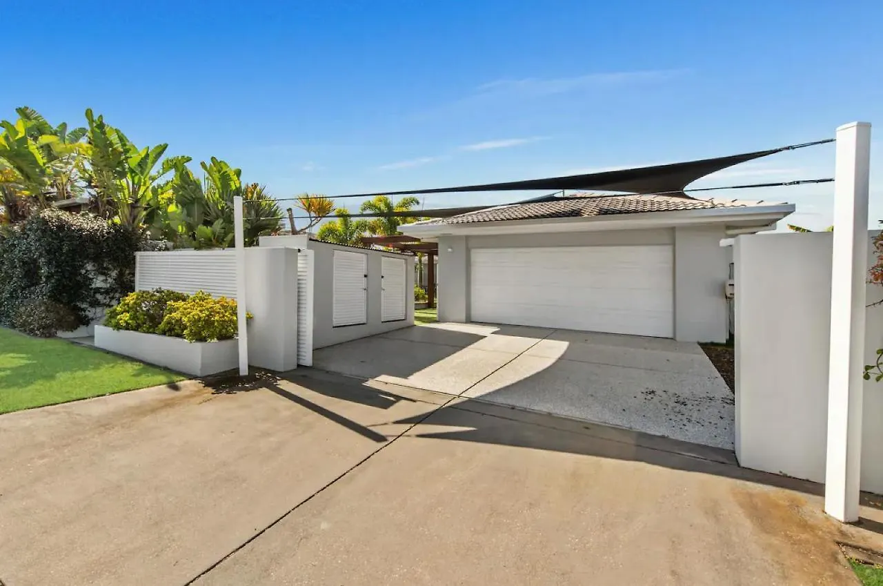 Broadbeach - Heated Pool - Sleeps 7 Holiday home