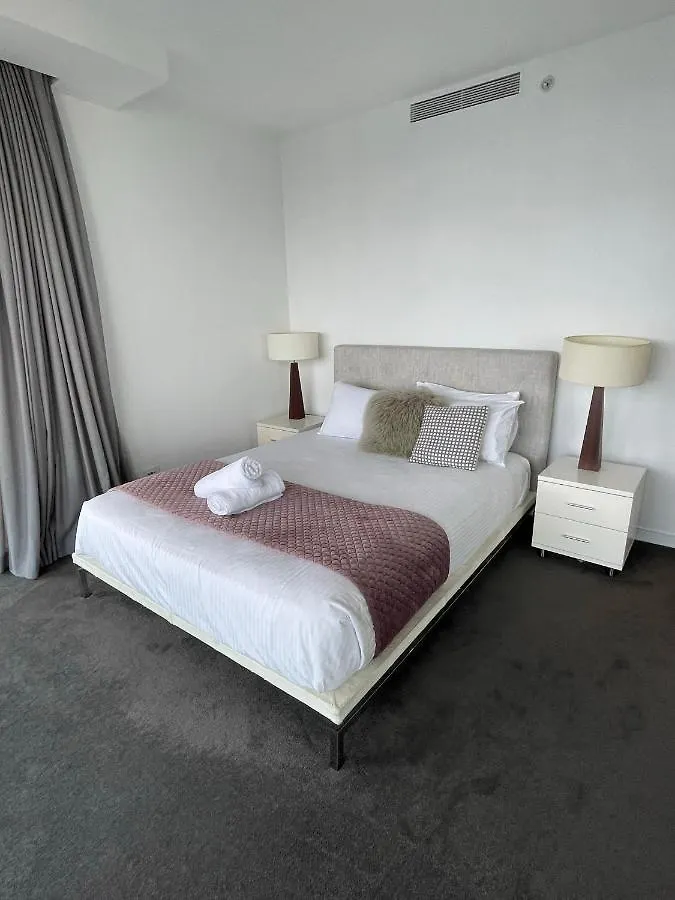 4 Bedroom Luxury Sub Penthouse Oracle Broadbeach Level 31 Magnificent Views 260m2 Family Skyhome Sleeps 8 Adults And 2 Children, Sofa Bed Portacot, High Chair To Everything Skyhome 5 Star Апартаменты *
