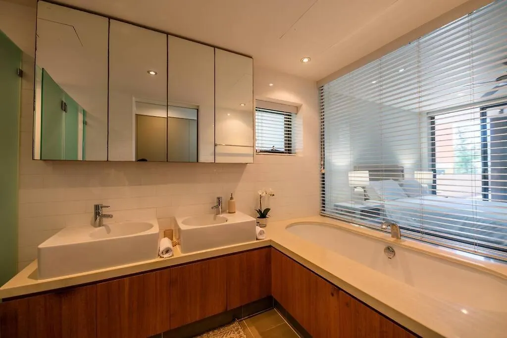 Stunning Coastal Retreat With Pool & Car Park Apartmán *