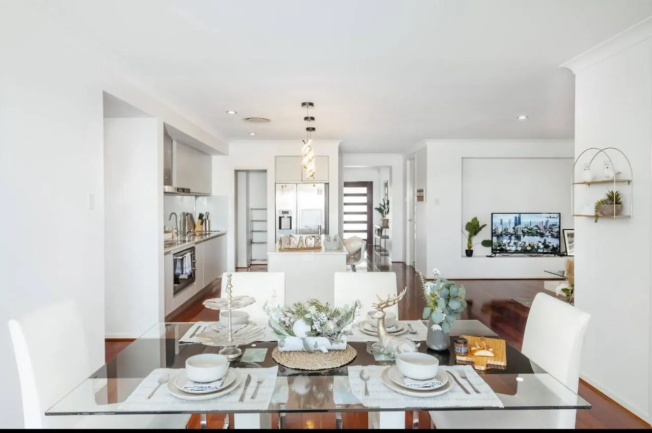 Lakeside Spacious 5bed Water View Family Villa *