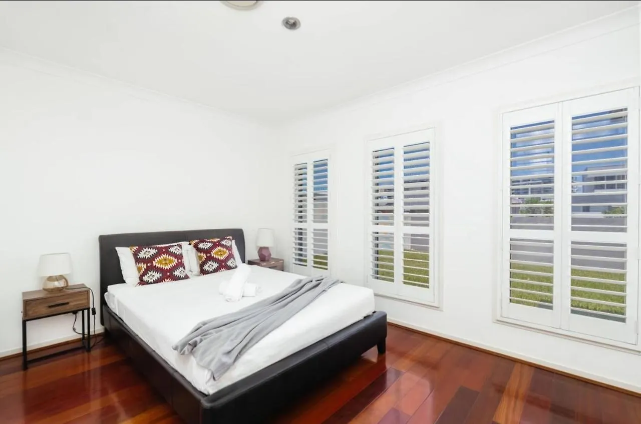 Lakeside Spacious 5bed Water View Family