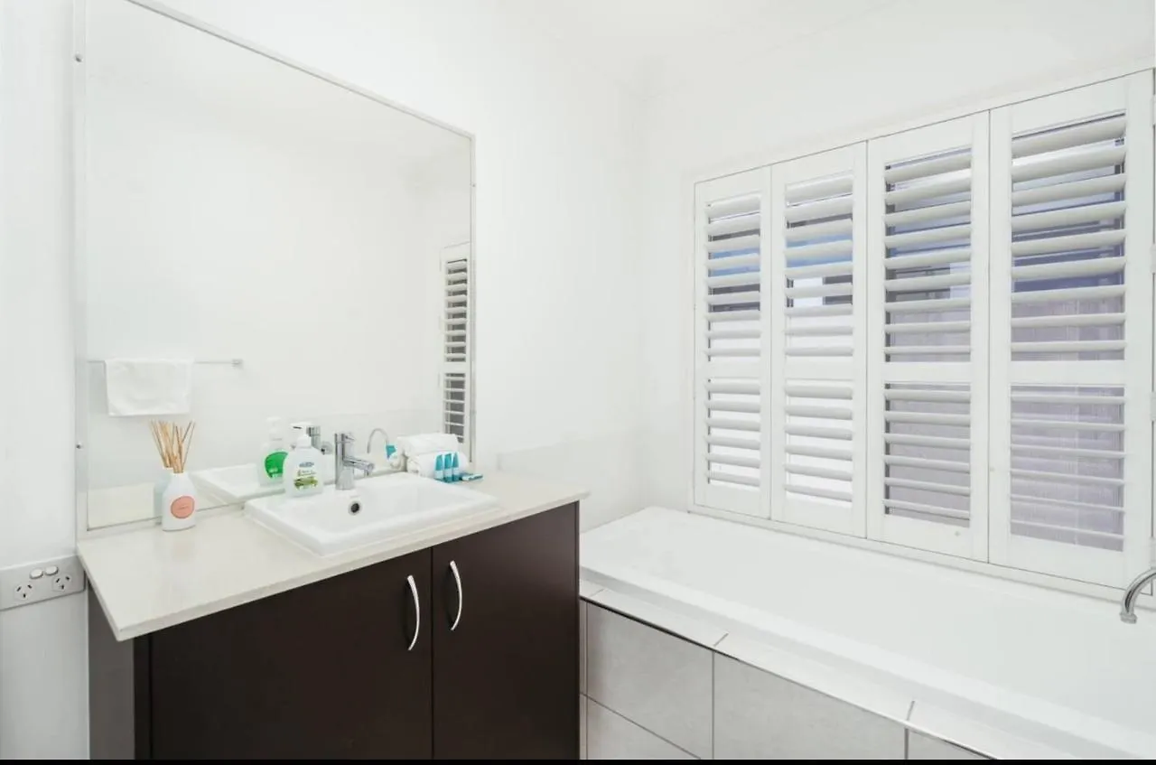 Villa Lakeside Spacious 5bed Water View Family Gold Coast