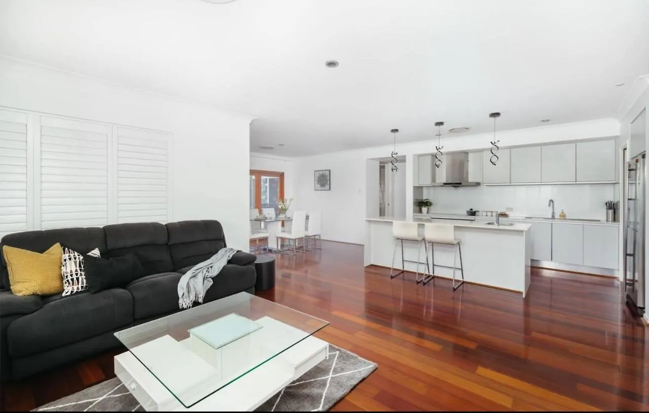 Lakeside Spacious 5bed Water View Family