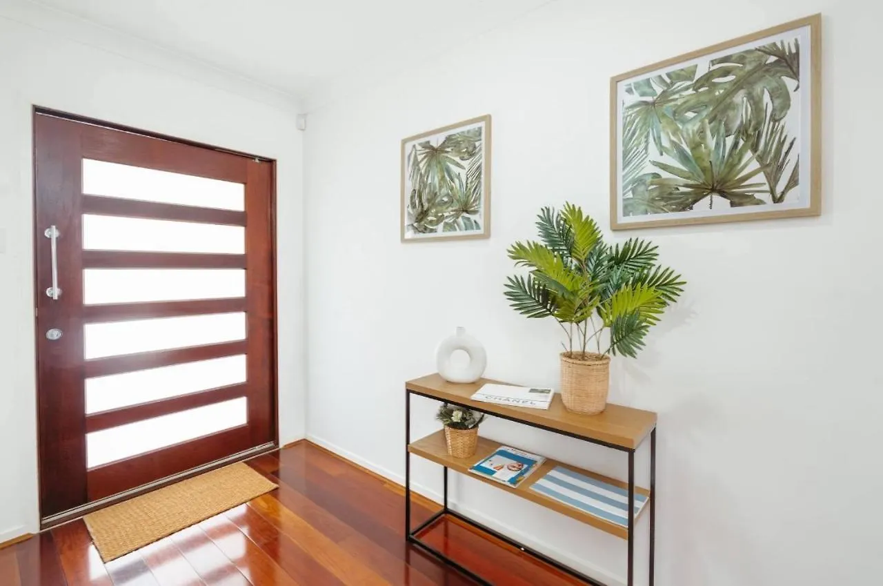 Lakeside Spacious 5bed Water View Family Villa Gold Coast