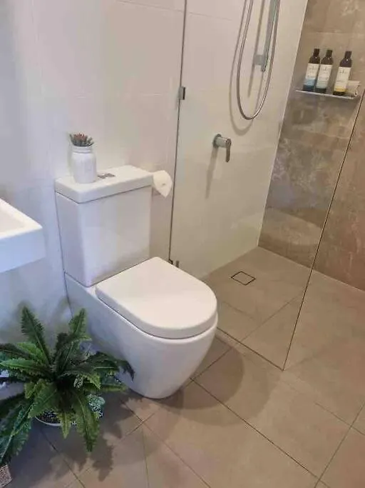 Modern 1 Brm With Pool Close To Beach Apartment