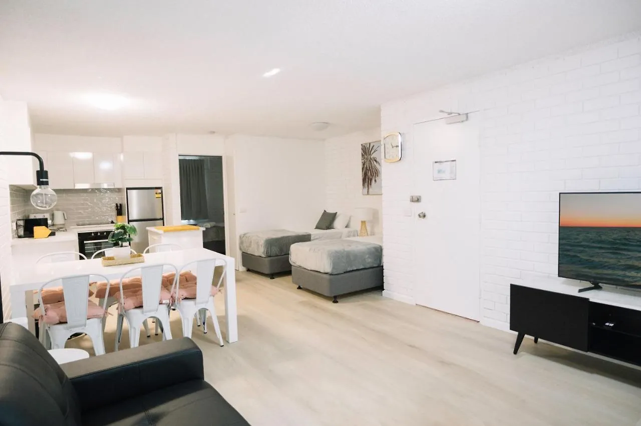 Surfers Paradise- Meters From The Beach! גולד קוסט