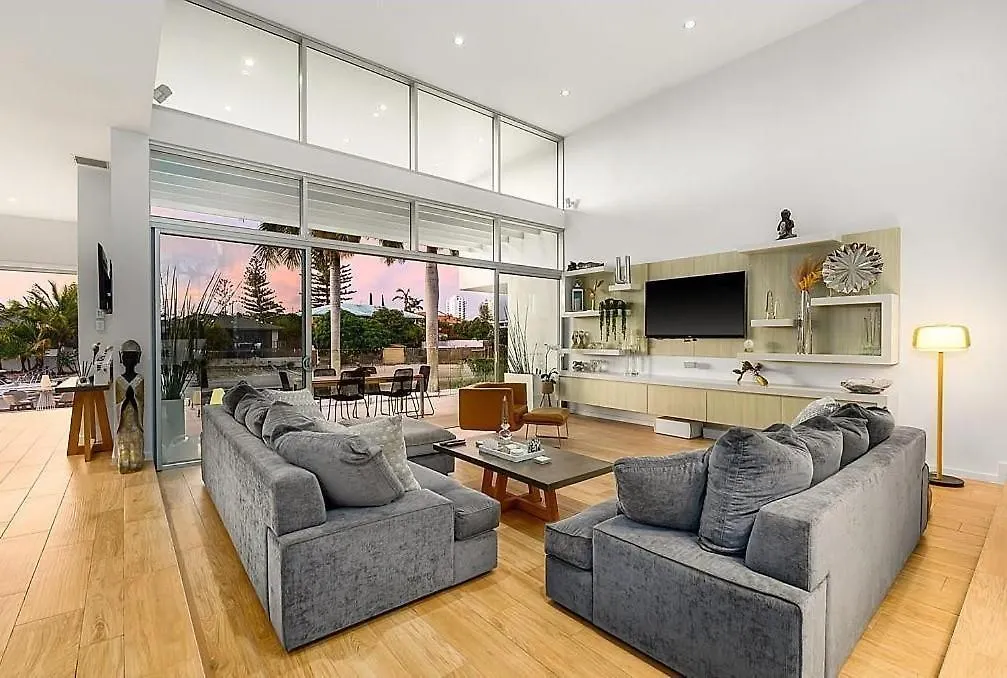 Capri Executive Waterfront - 5 Bedrooms - Heated Pool And Holiday home *