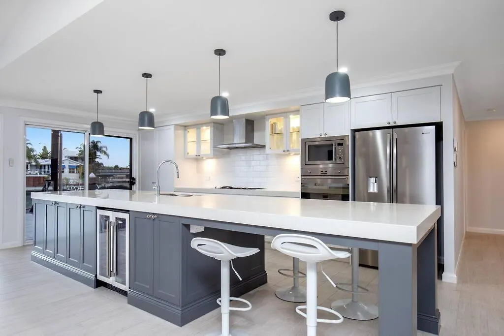 Stunning 4br House With Pool & Waterfront View Holiday home *