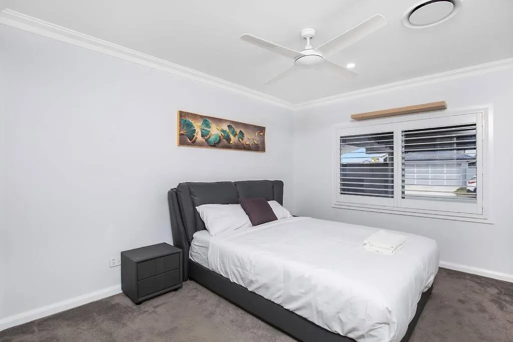 Stunning 4br House With Pool & Waterfront View Holiday home Gold Coast