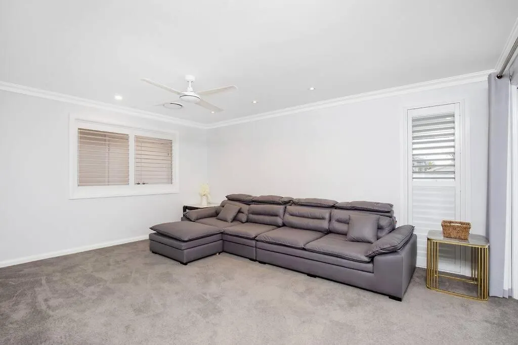 Stunning 4br House With Pool & Waterfront View Gold Coast