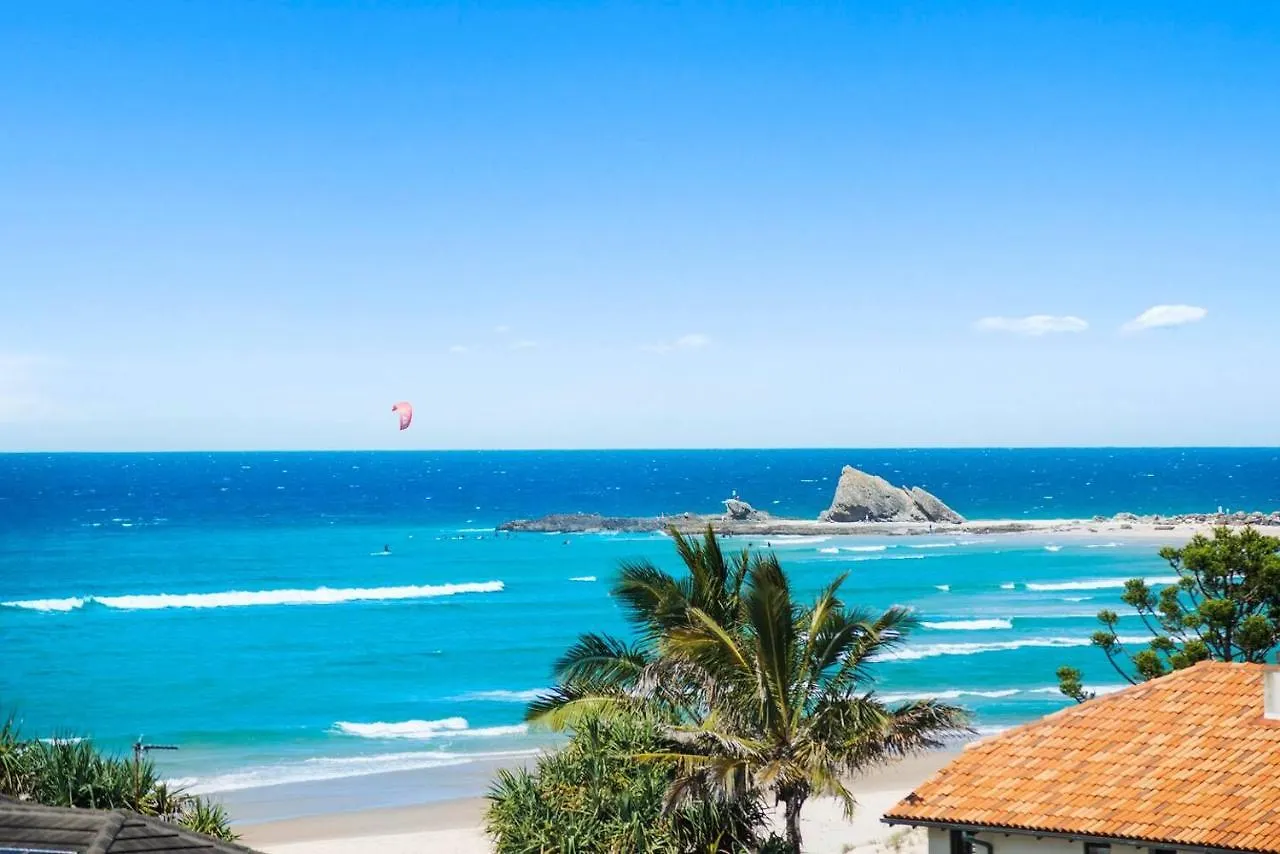 'tropical Tides' Resort-style Chic At Palm *