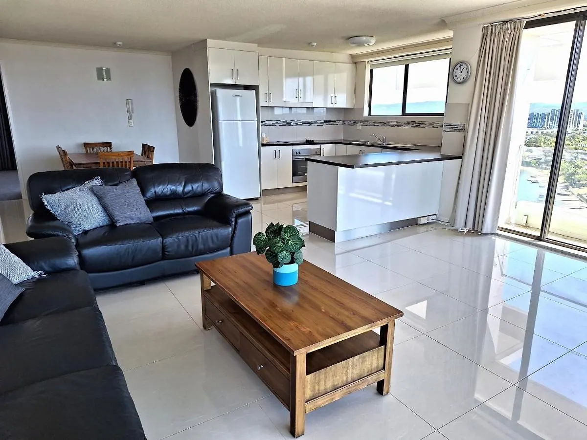 Supa Sized 3 Bedroom 2 Bath * غولد كوست