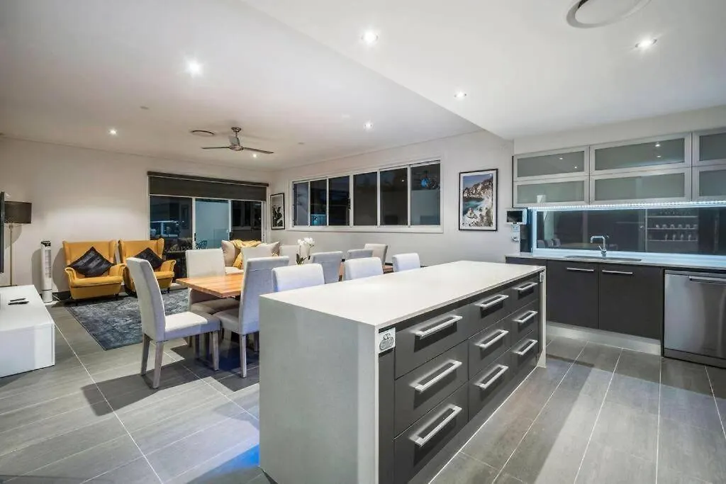 Large Spacious 4br4b Surfers With Pool 1 Semesterbostad *