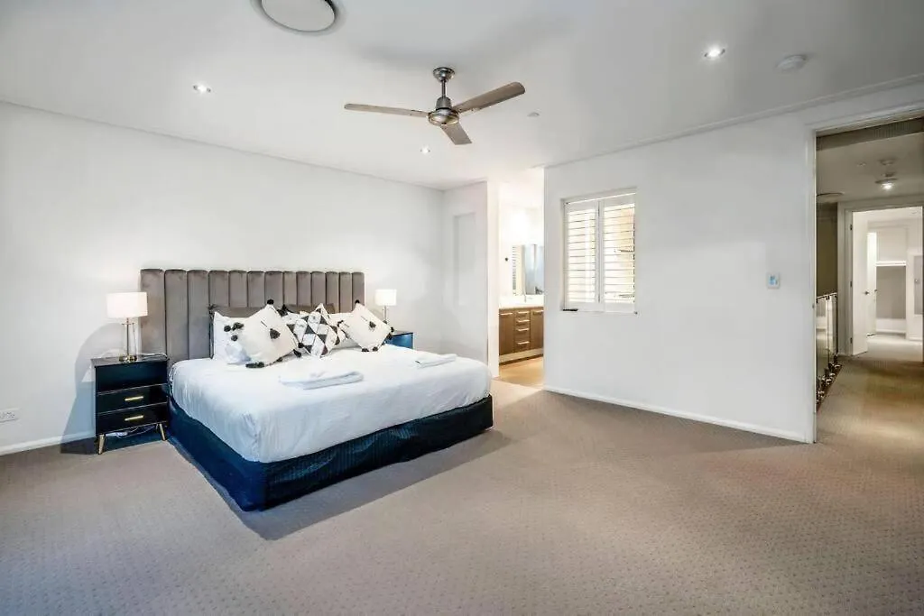 Large Spacious 4br4b Surfers With Pool 1