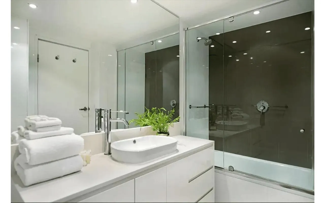 Hilton 2 Bed 2 Bath With Car Park 12704 شقة *