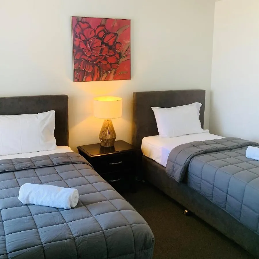 Aqualine On The Broadwater Aparthotel 4*