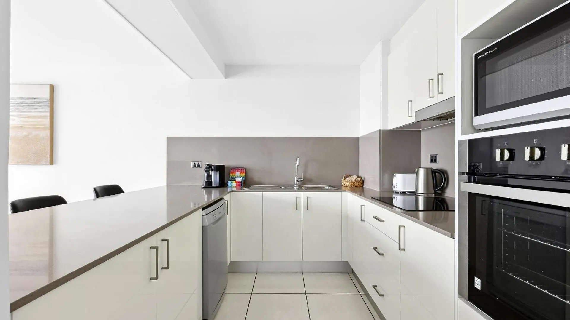 Stunning Ocean Views In The Heart Of Surfers Apartment Gold Coast