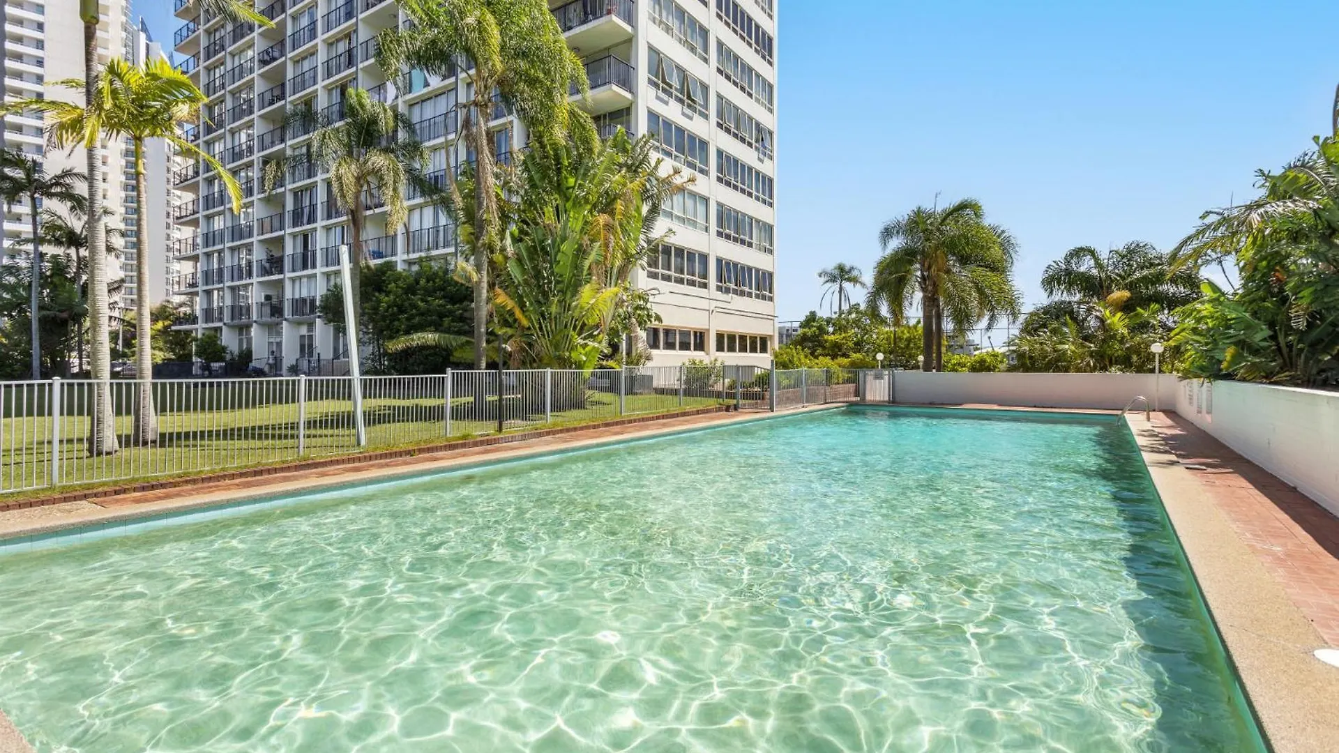 Stunning Ocean Views In The Heart Of Surfers *