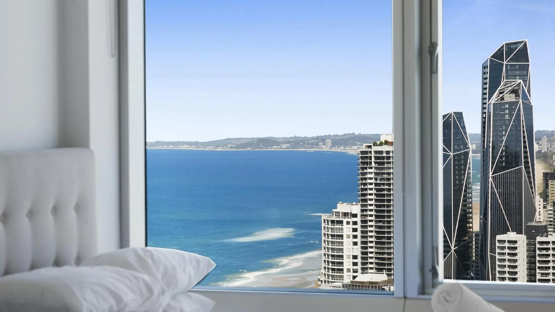 Luxury 3-bed With Pool, Gym & Breathtaking Views * Gold Coast