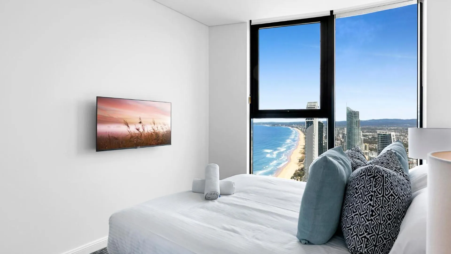 Oceanfront 2-bed With Spectacular View, Pool & Gym Apartment
