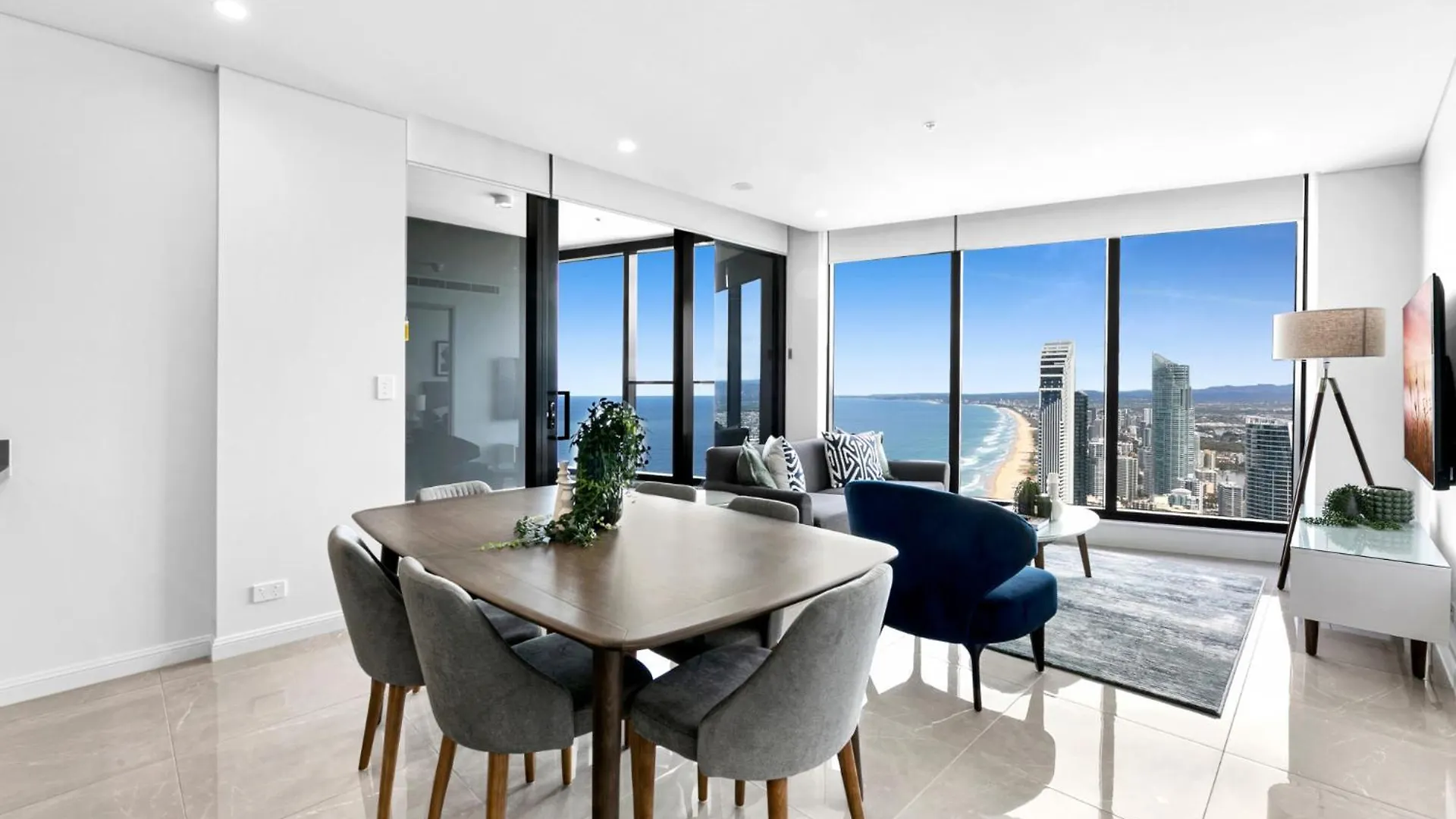 Oceanfront 2-bed With Spectacular View, Pool & Gym *