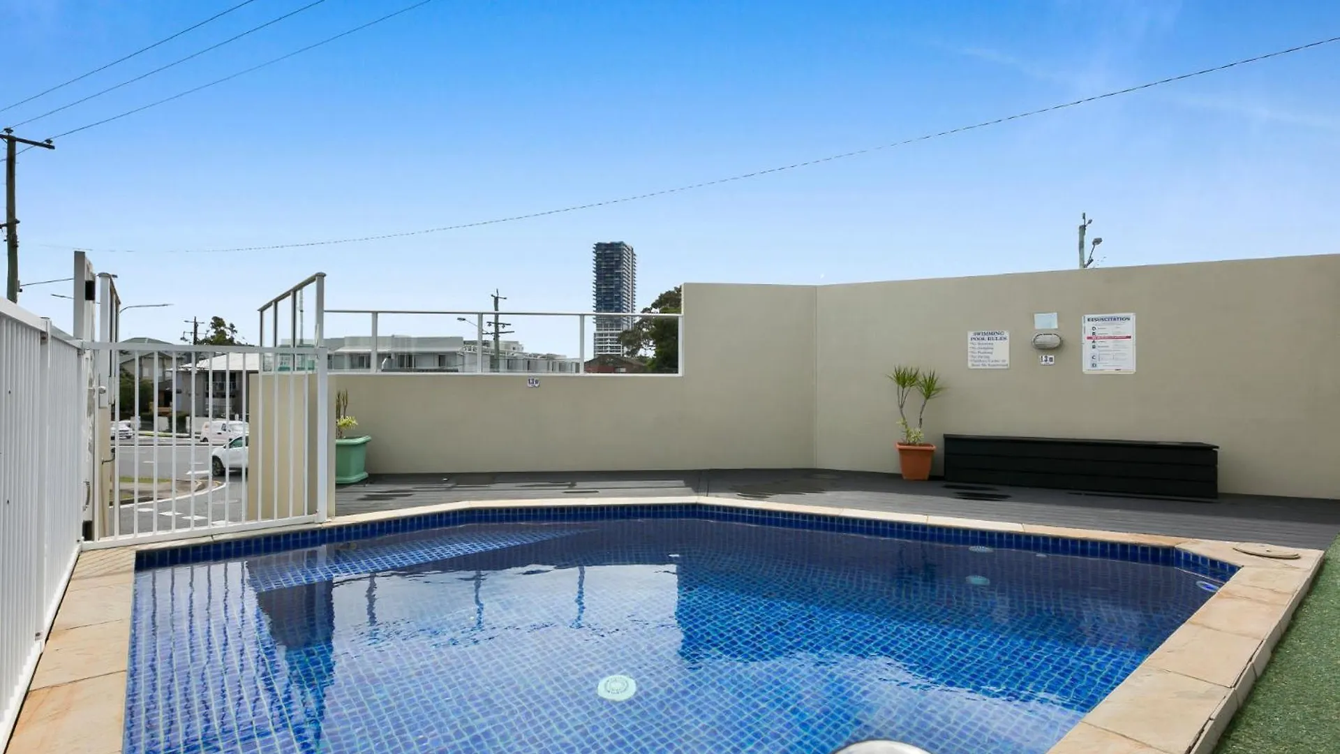 Апартаменты Sleek With Pool And Rooftop Terrace Голд-Кост