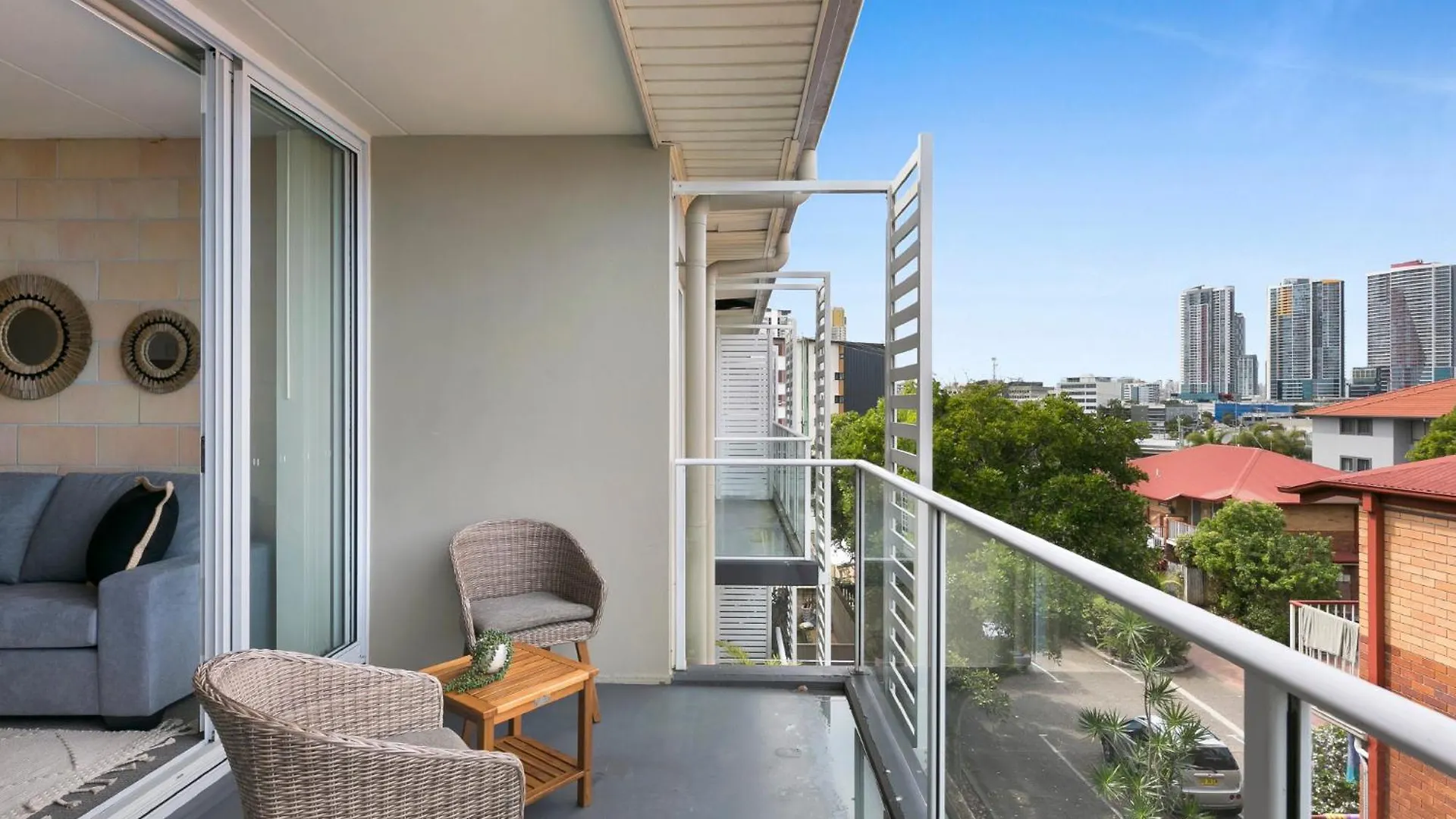 Апартаменты Sleek With Pool And Rooftop Terrace