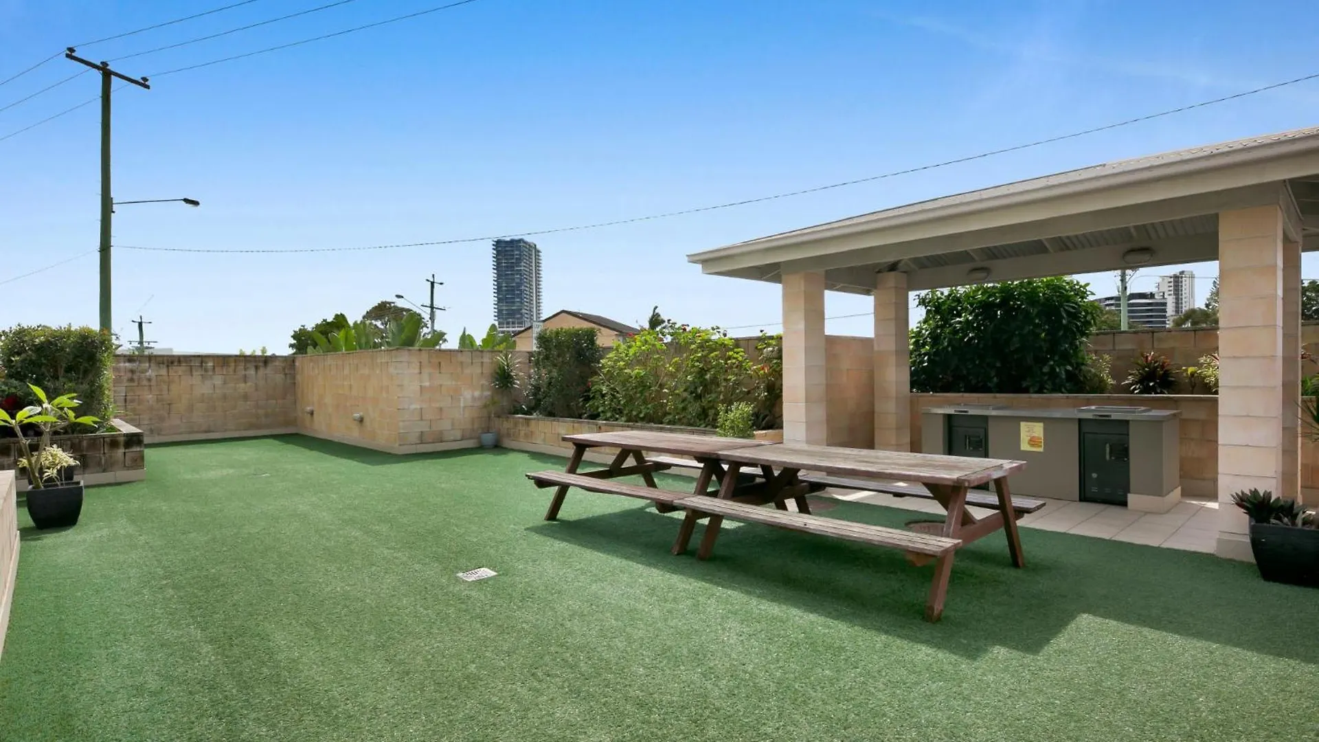 Апартаменты Sleek With Pool And Rooftop Terrace
