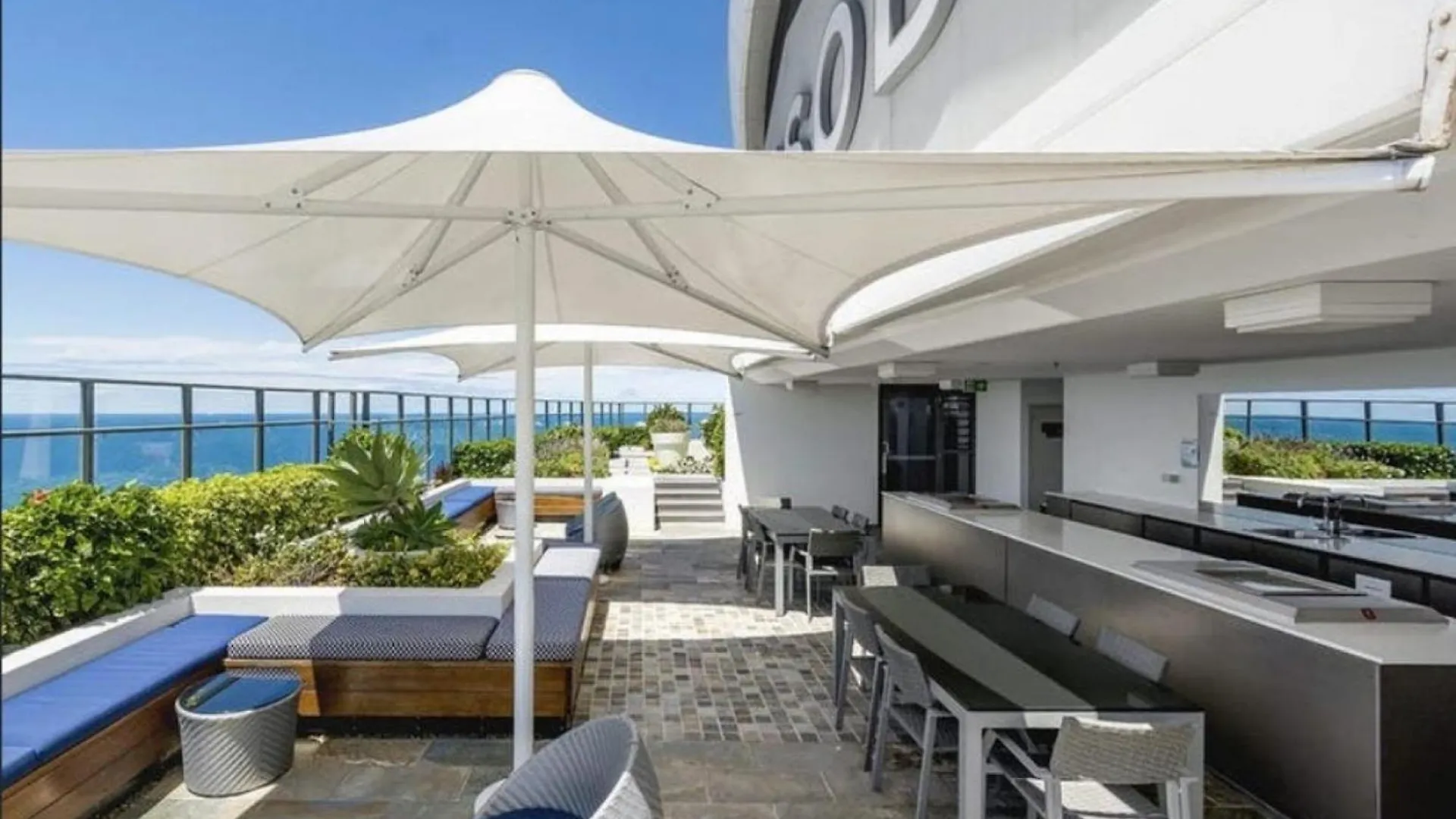 Wonderful 2-bed With Pool, Gym & Scenic Views *