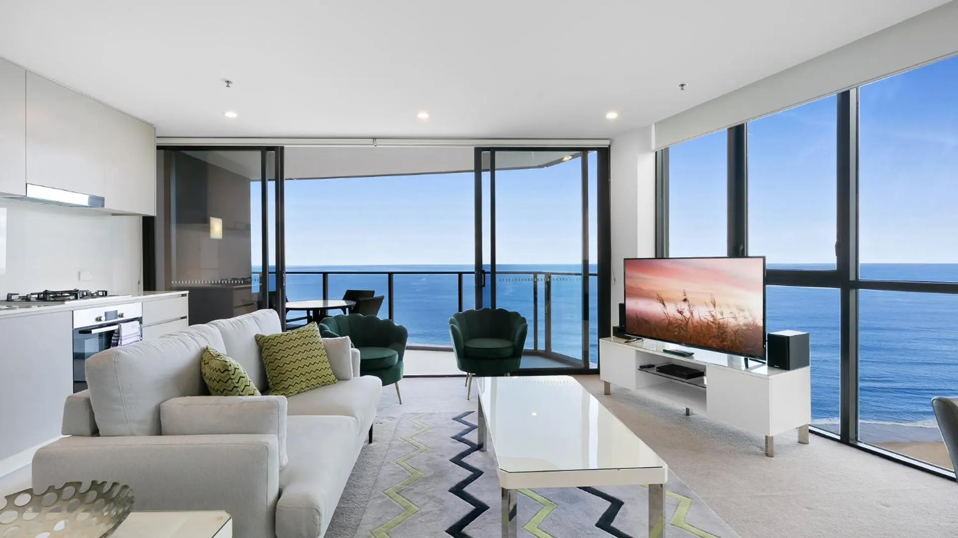 Wonderful 2-bed With Pool, Gym & Scenic Views Apartment