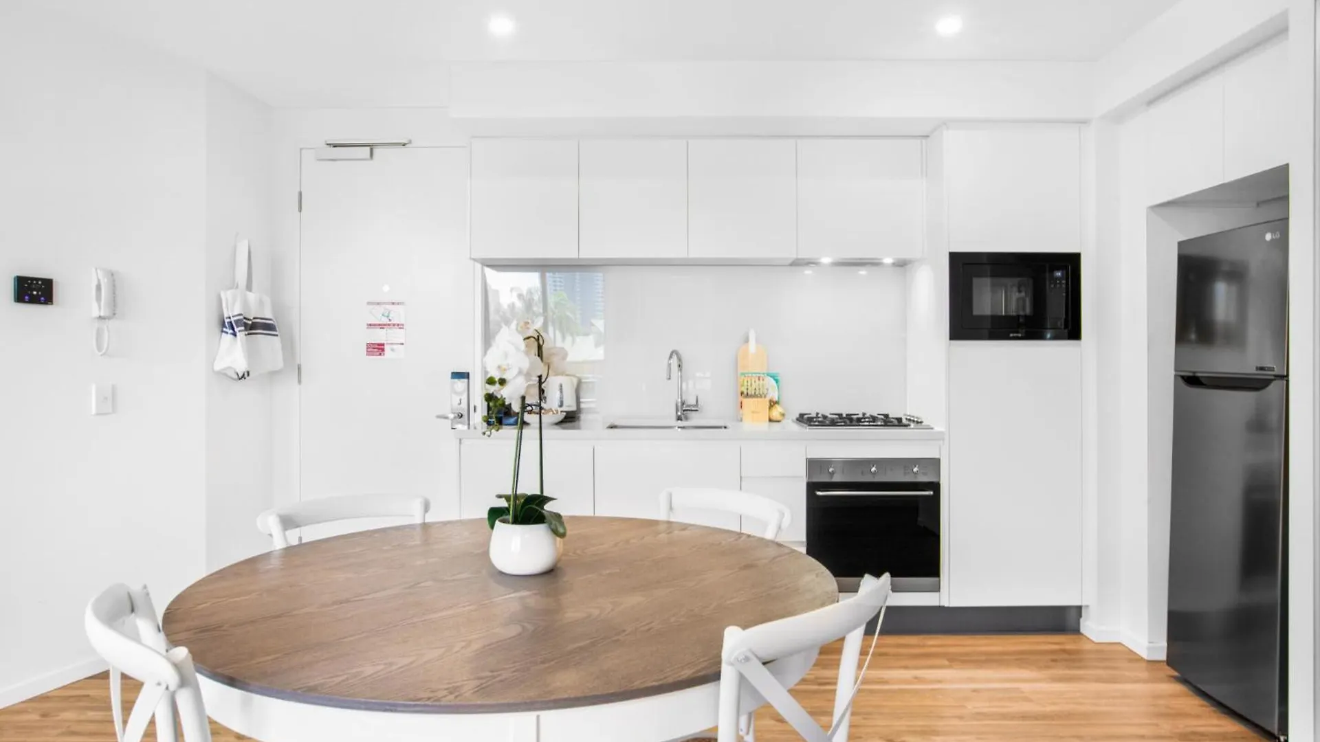Surfers Paradise 2-bed Near With Pool & Gym Appartement