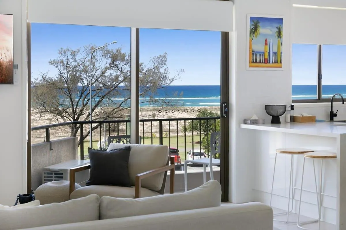 Beachfront With Balcony & Stunning Views *