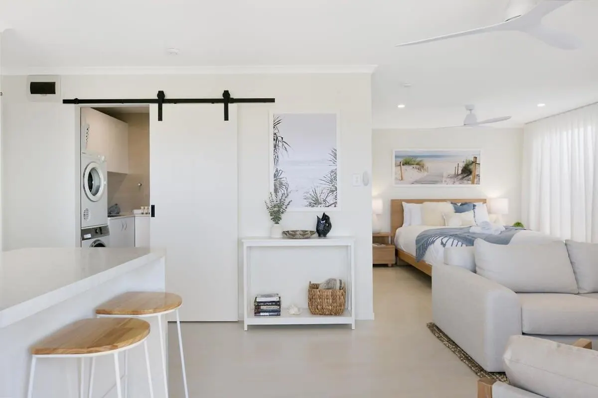 Beachfront With Balcony & Stunning Views Apartment *