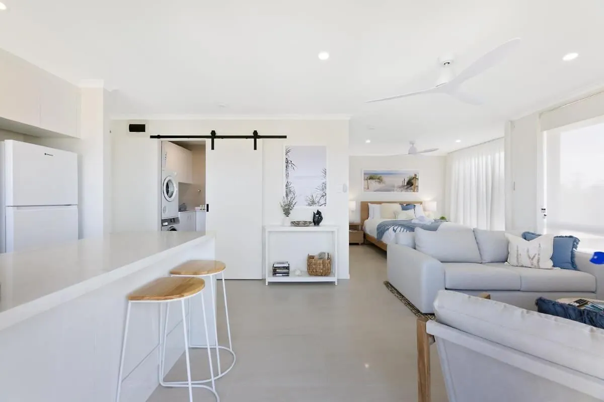 Apartment Beachfront With Balcony & Stunning Views *