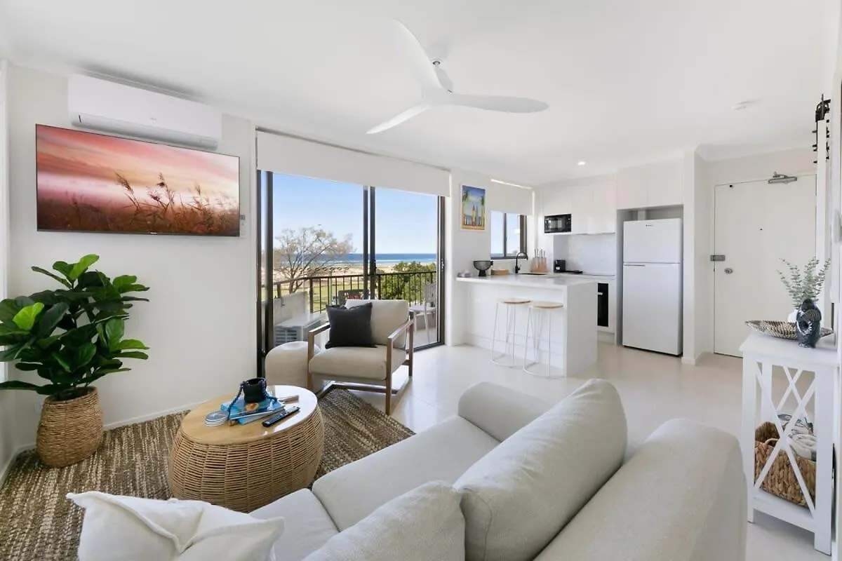 Beachfront With Balcony & Stunning Views *