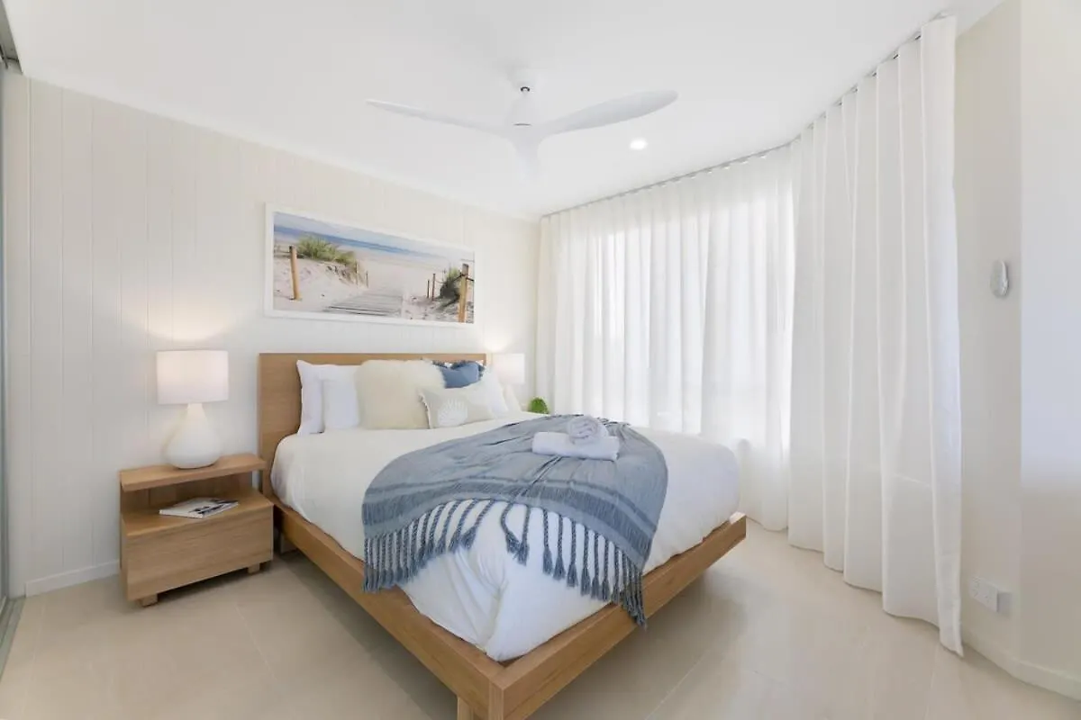 Beachfront With Balcony & Stunning Views Apartment